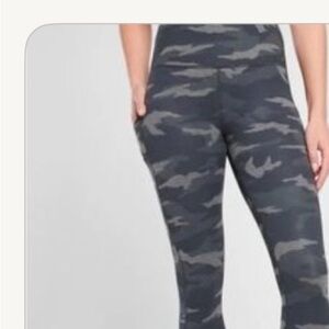 Athleta women’s Camo black gray  Leggings with size leg pockets gym yoga medium